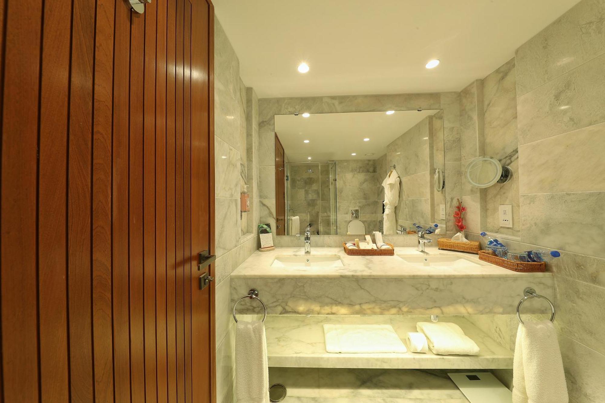 Peshawar Serena Hotel ภายนอก รูปภาพ